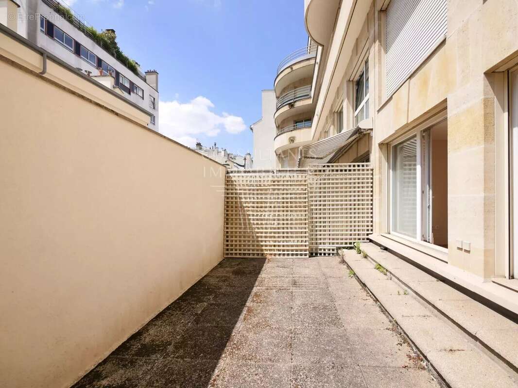 Appartement à PARIS-16E