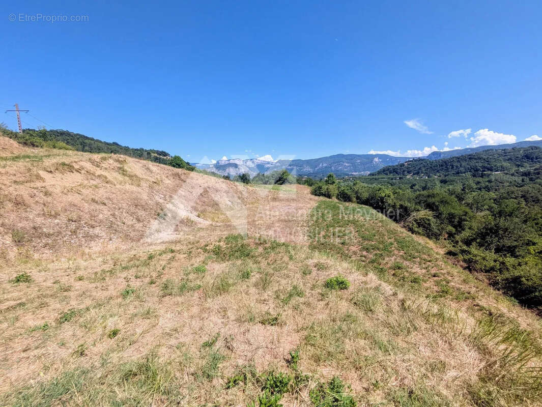 Terrain à SAINT-JUST-DE-CLAIX