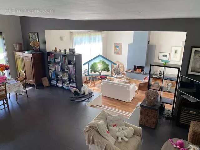 Proche Lyons la forêt, au calme, très bel ensemble immobilier avec une maison de 245 m2 au sein d'un parc clos de 8 000 m2. - photo 4