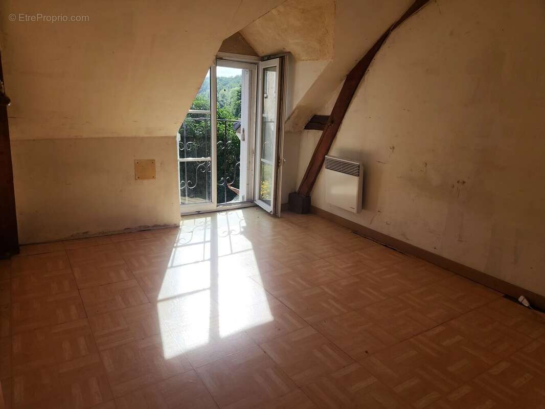 Maison à VILLAINES-LES-ROCHERS