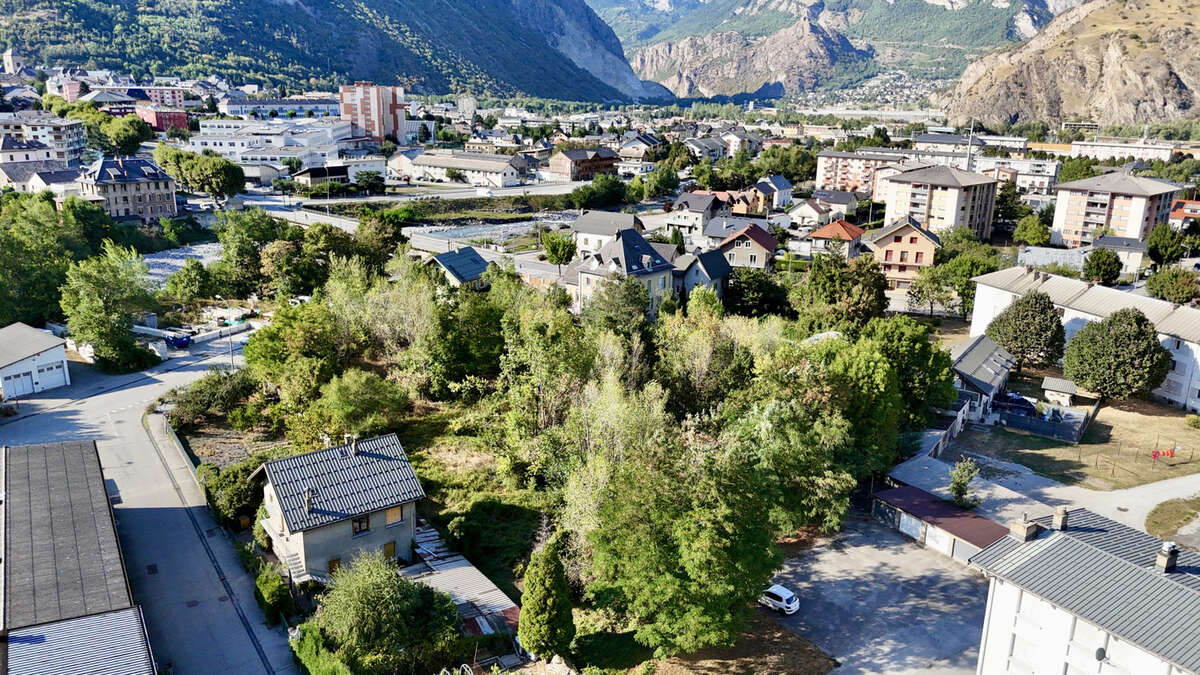 (73) SAINT JEAN DE MAURIENNE  - Rare Terrain constructible - Proche centre ville - Opportunité rare - 4482m2 - photo 2