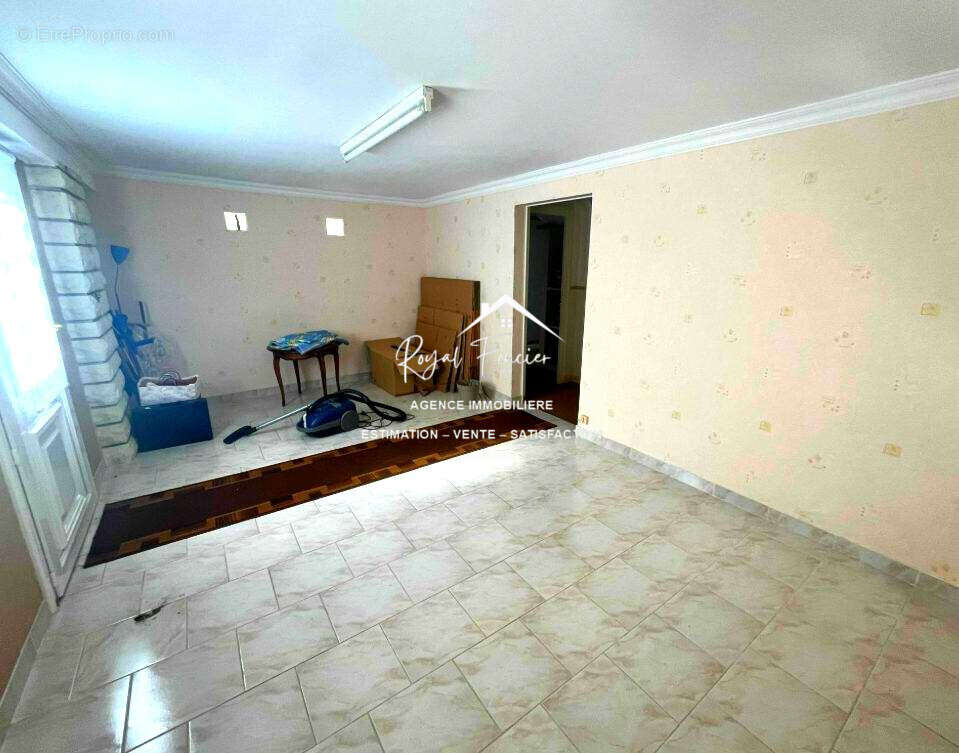 Entrée par le sous-sol - Maison à PORT-DE-PILES