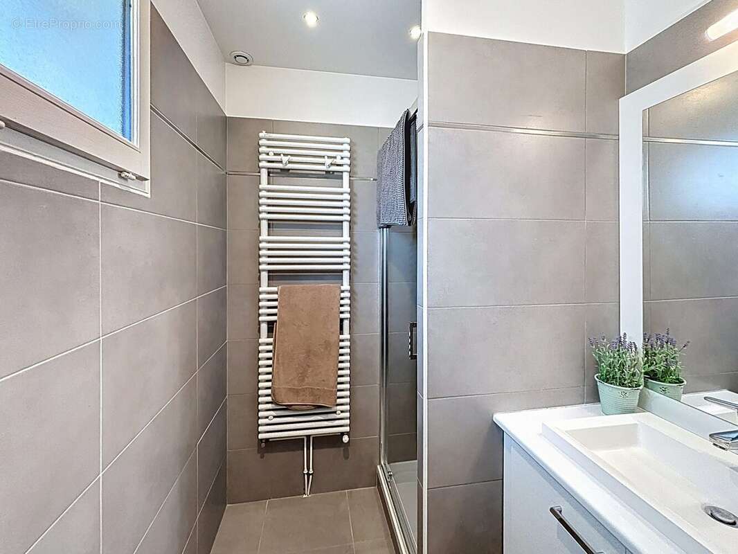 Salle d&#039;eau parentale. - Maison à LES LOGES-EN-JOSAS