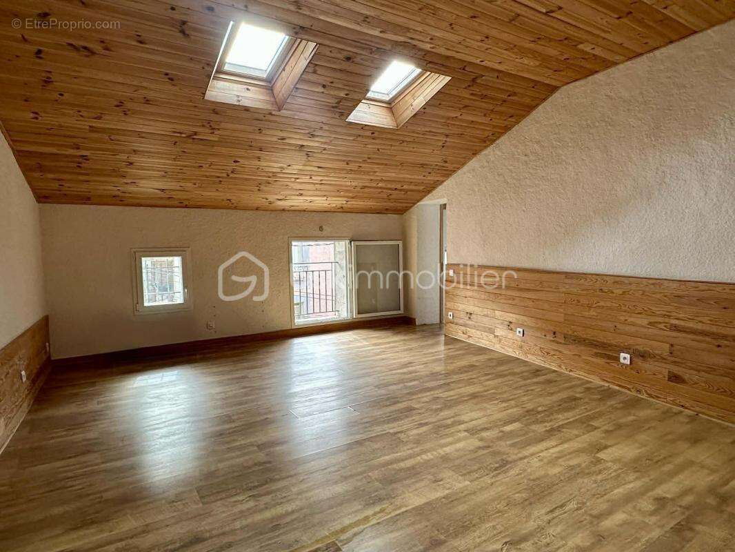 Bizanet centre – Maison de village lumineuse sur 3 niveaux avec beau potentiel - photo 2