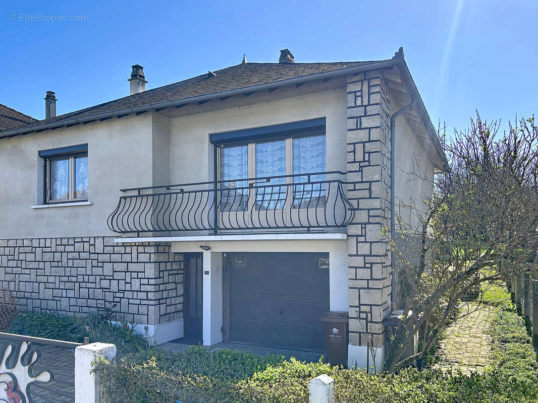 Maison à SAINT-PANTALEON-DE-LARCHE