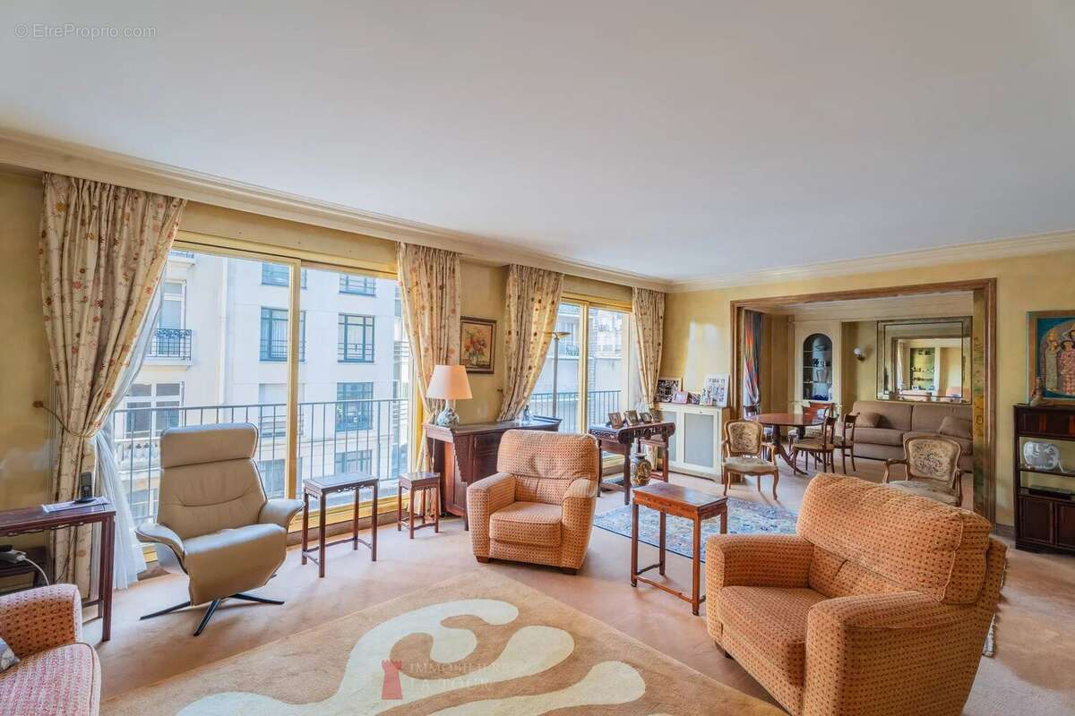 Appartement à PARIS-16E