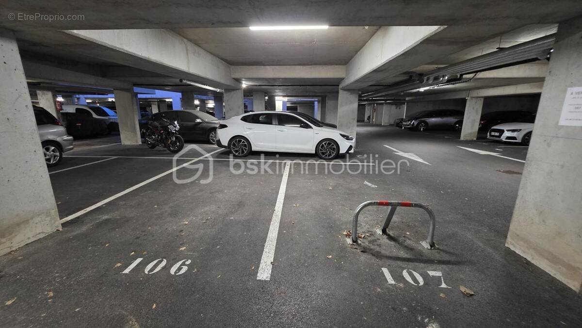 Parking à SAINT-PIERRE-DU-PERRAY