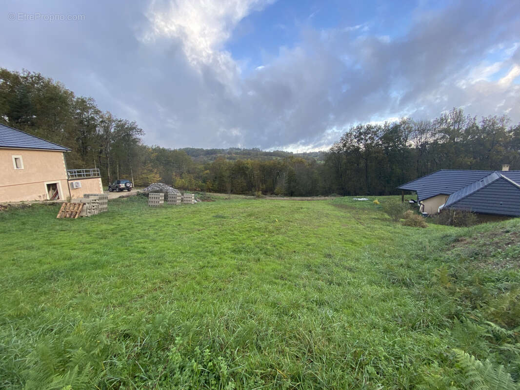 Terrain à BRIGNAC-LA-PLAINE