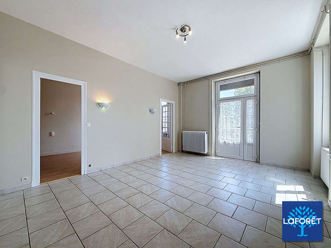 À seulement 10 minutes de Blois, laissez-vous séduire par cette maison pleine de charme. - photo 6