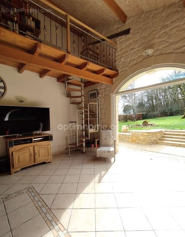 Charente, exceptionnelle ! A 10mn de La Rochefoucauld, maison 206 m², pièce de vie 70 m², grange, terrain clos 3602m² - photo 12