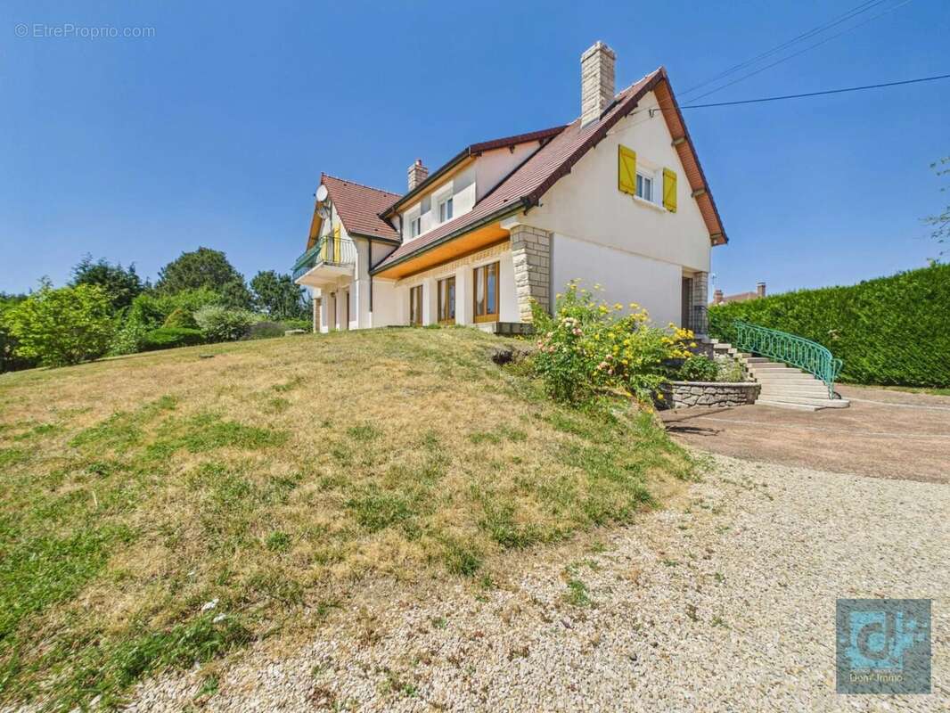 En exclusivité, élégance et caractère pour cette maison familiale - photo 2