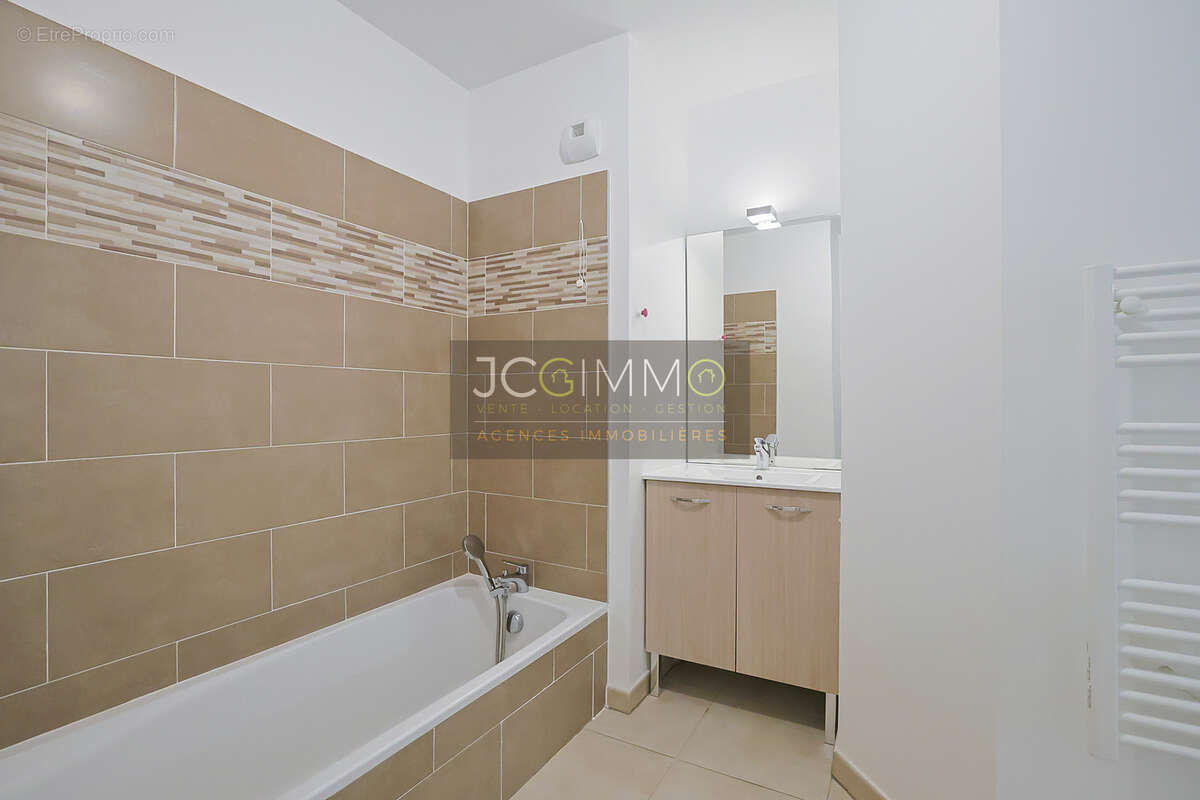 Appartement à LA CRAU