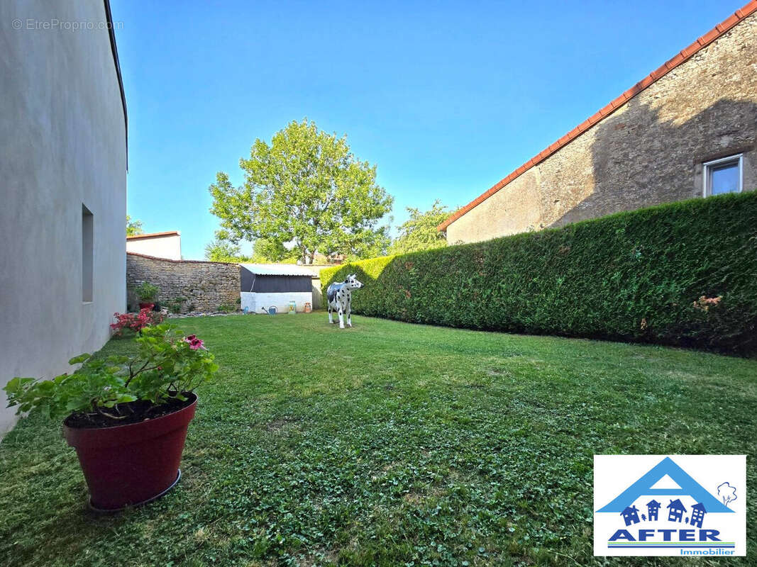 Maison à AZERAILLES