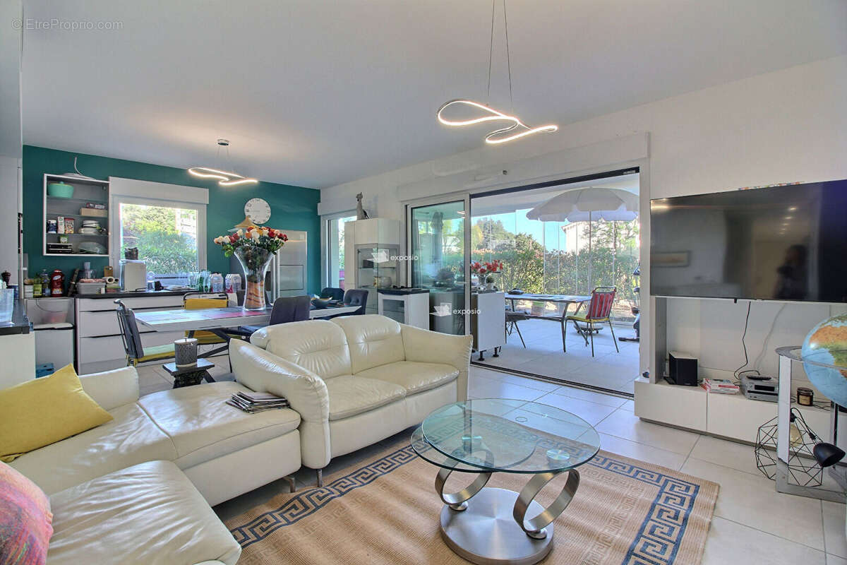 SAINT RAPHAEL / BOULOURIS 3 pièces d'angle 75 m² , plus 30 m² de véranda en rez de jardin de 250 m² - photo 3