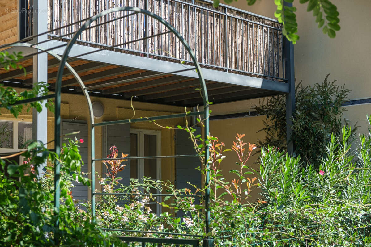 Appartement à LA ROQUE-D&#039;ANTHERON