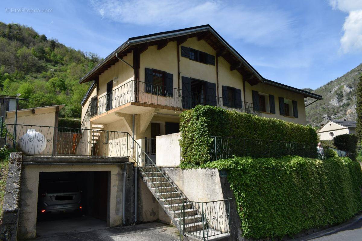 Maison à SAINTE-COLOMBE-SUR-GUETTE