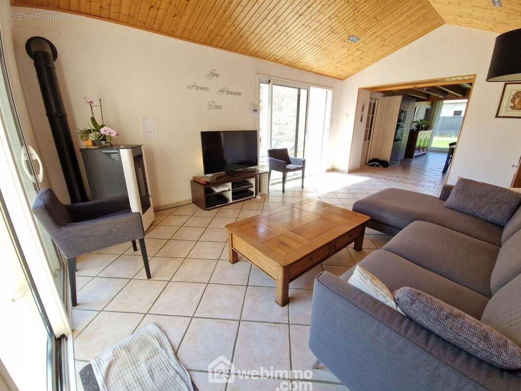 Salon accès terrasse - Maison à LA ROCHE-SUR-YON