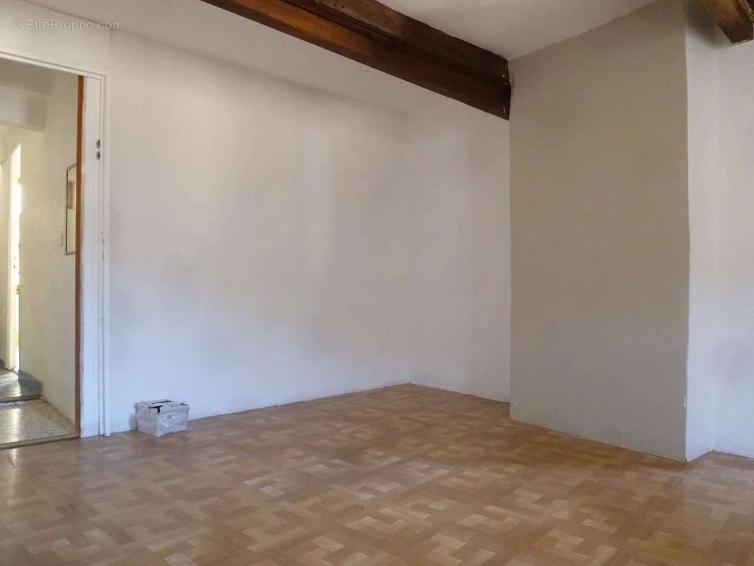 Appartement à PUGET-THENIERS