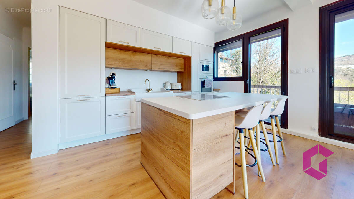 À vendre    Appartement entièrement rénové avec grand balcon/terrasse à Saint-Étienne (secteur vivaraize) - photo 5