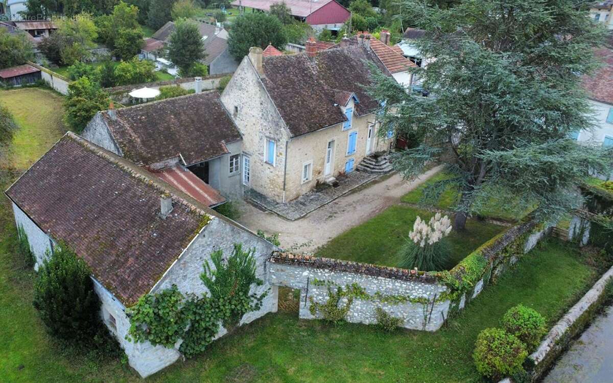 Maison en pierre de caractère à Flagy :  Authentique et pleine de potentiel - photo 2