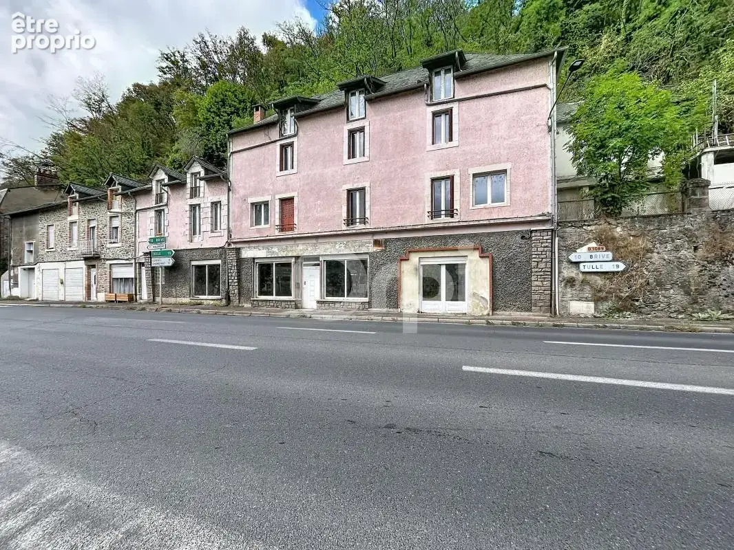 Immeuble à vendre, idéalement située à Saint-Hilaire-Peyroux, entre Brive et Tulle - photo 1