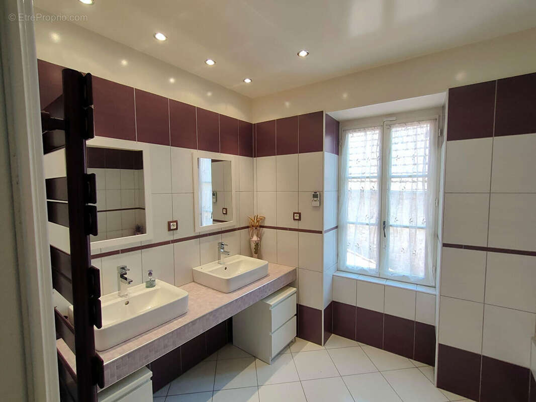 Maison à COULANGES-SUR-YONNE