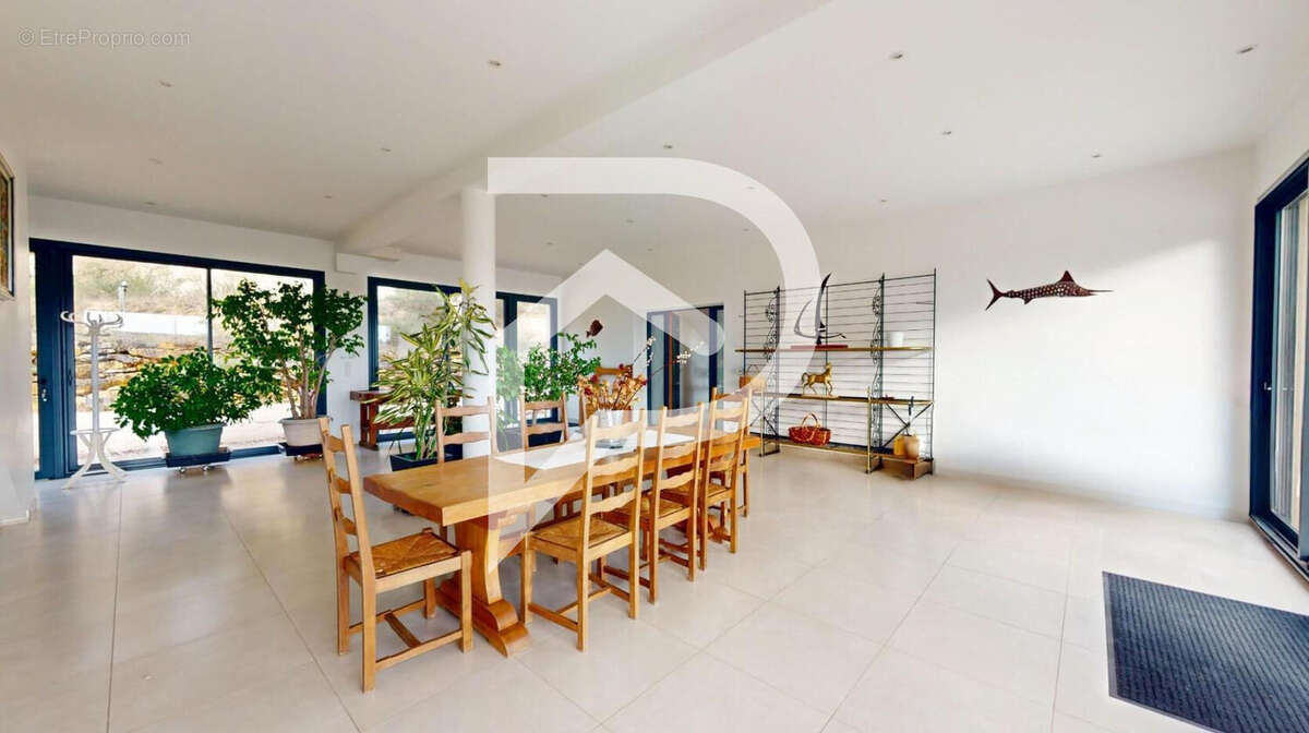 Maison à LE VAL-SAINT-GERMAIN