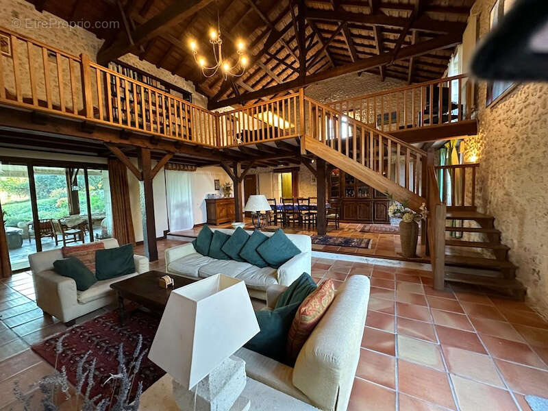 Belle maison en pierre  avec piscine.   Maison avec grand  jardin, gite et piscine - photo 4