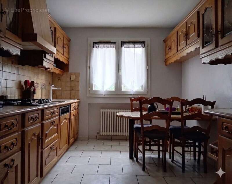 Maison à LE CHAMBON-FEUGEROLLES