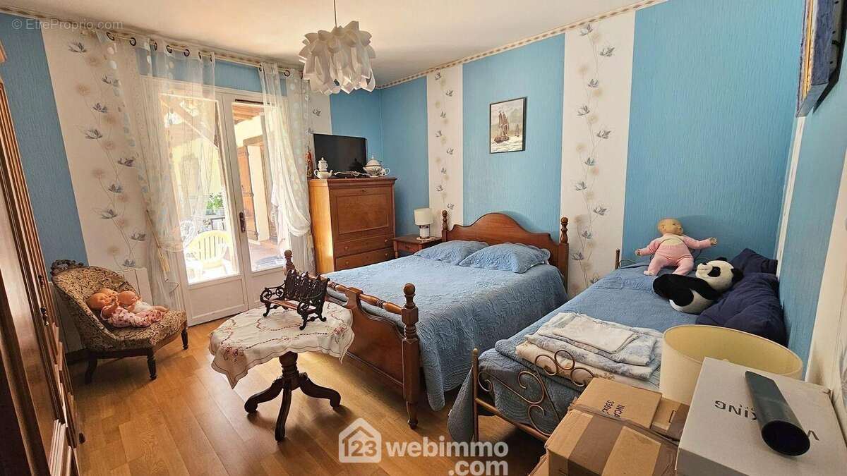 Une seconde chambre de 16 m² toute parquetée.