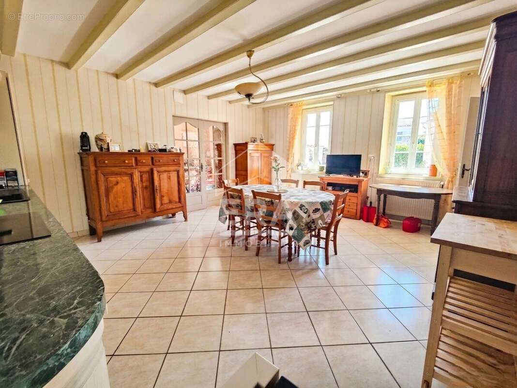 Maison à SAINT-MEME-LES-CARRIERES