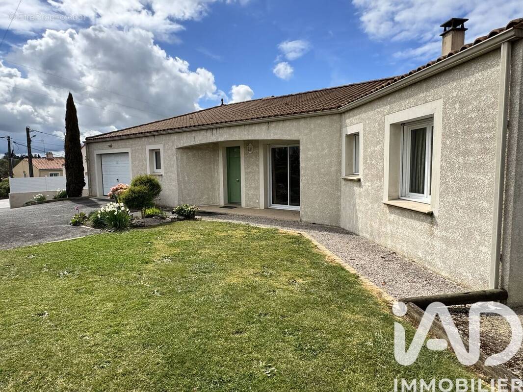 Photo 1 - Maison à LA TARDIERE
