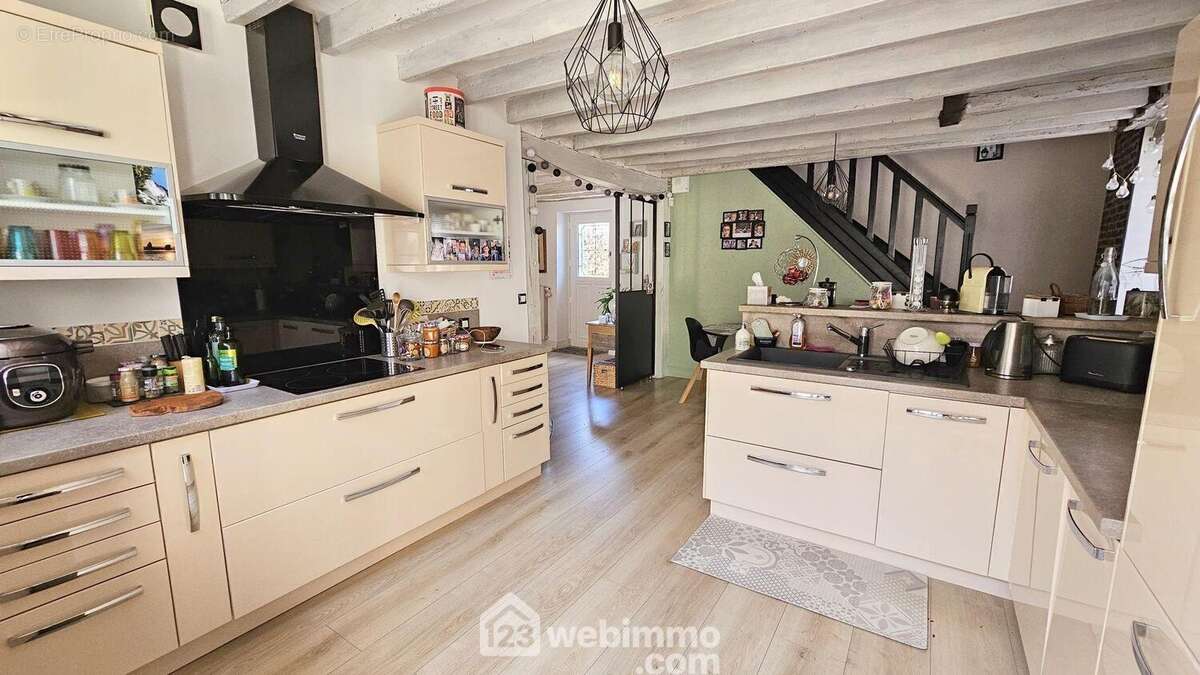 Une cuisine toute équipée de 21 m². - Maison à MOIGNY-SUR-ECOLE