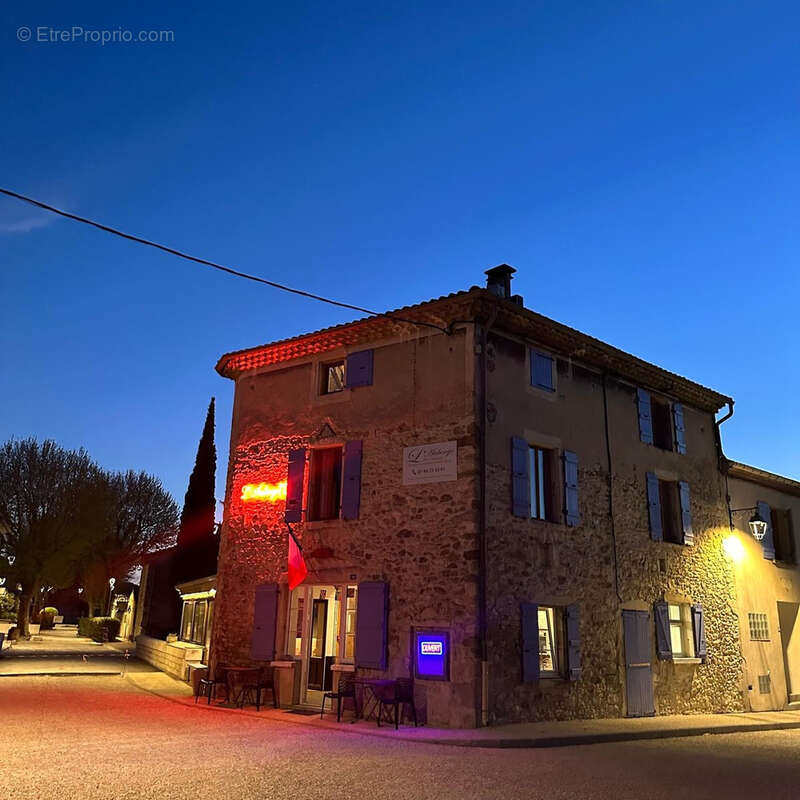 Commerce à PORTES-EN-VALDAINE