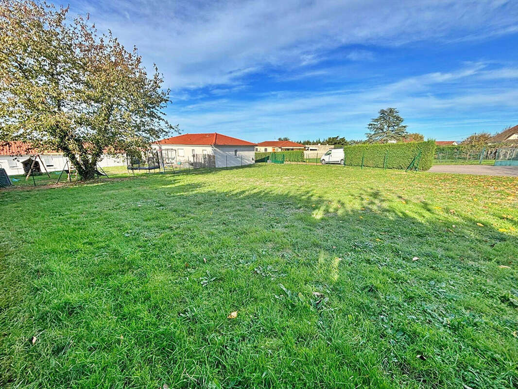 Terrain à COMMELLE-VERNAY