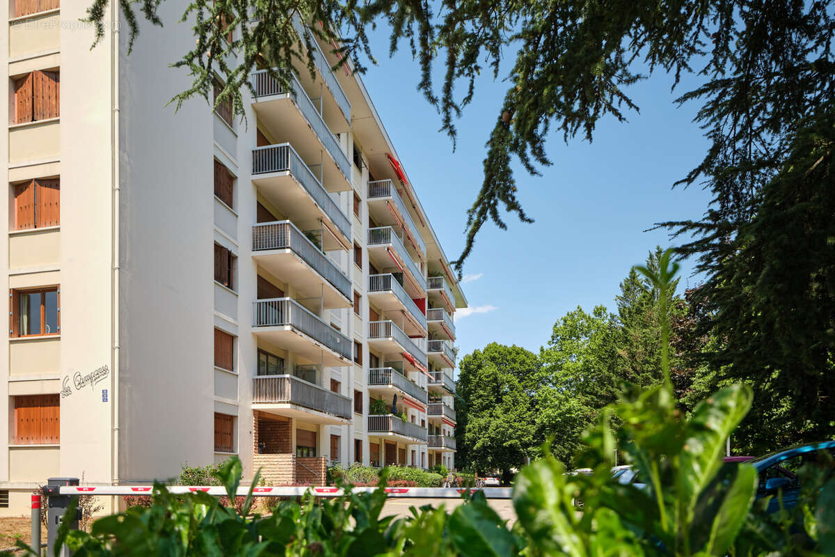 Appartement familial de 98 m2 situé au dernier étage d’une résidence dans le quartier recherché des Clarines. - photo 10