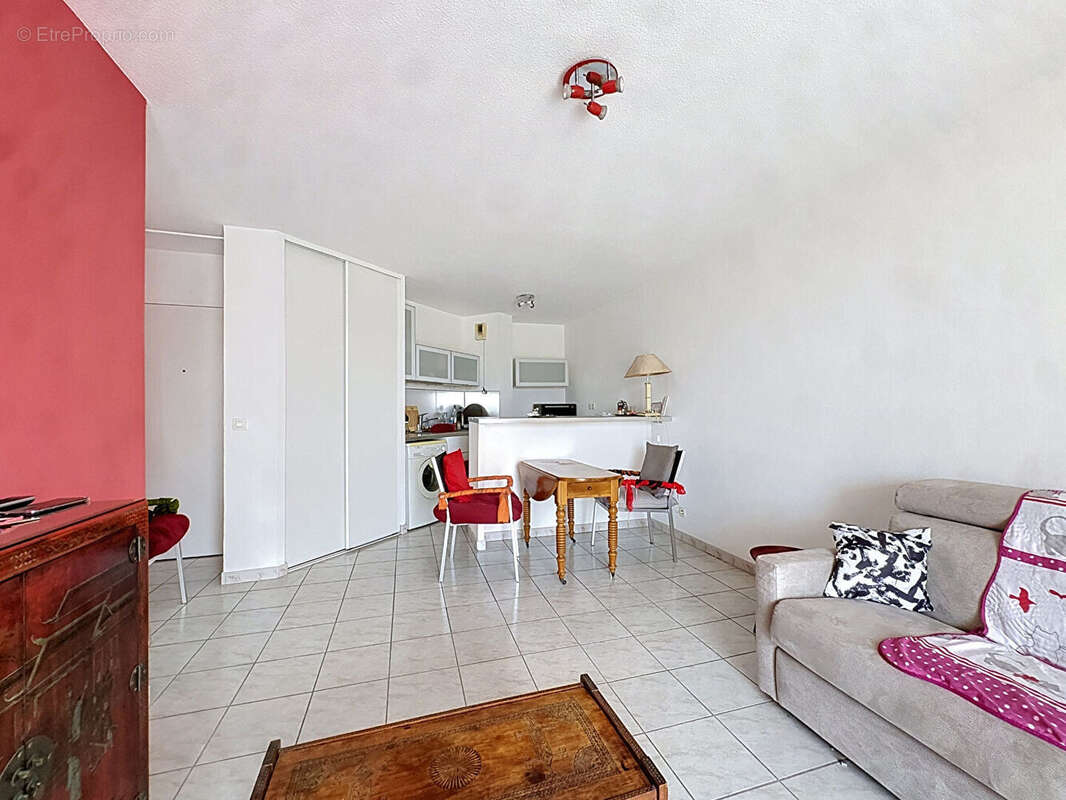 A vendre un appartement 2 pièces 38 m2 avec deux terrasses/ vue bonne mère et stationnement secteur Conception/Lodi 13005 MARSEI - photo 3