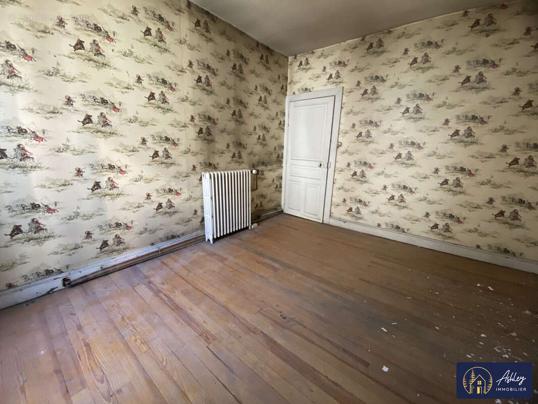 Immeuble 186 m² BORT-LES-ORGUES - Appartement à BORT-LES-ORGUES