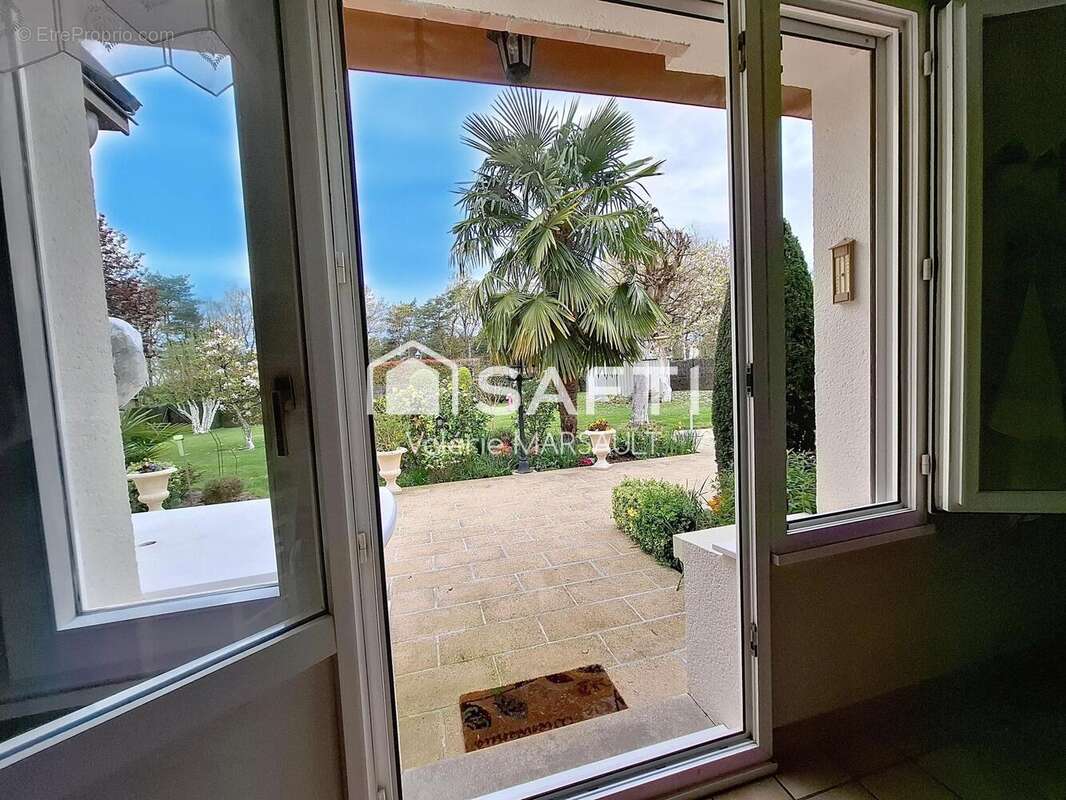 Maison 185 m² à Luynes  - photo 2