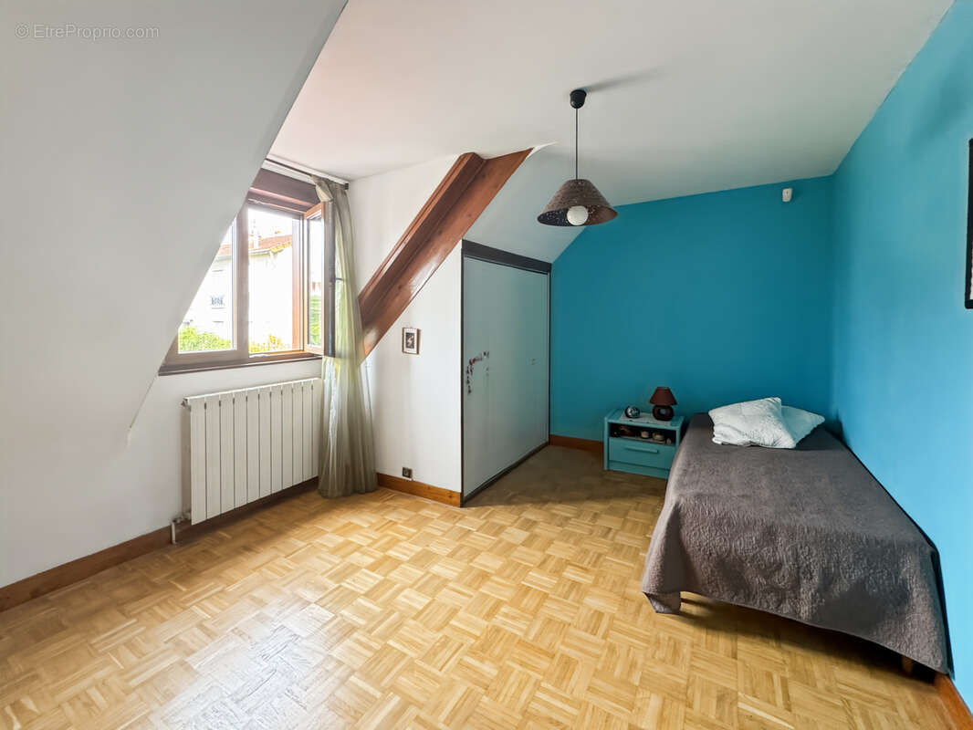 COURBEVOIE 92, Rue Hoche - Maison familiale avec jardins de 111m2 habitables + plus de 52m2 d'annexes (garage - photo 23