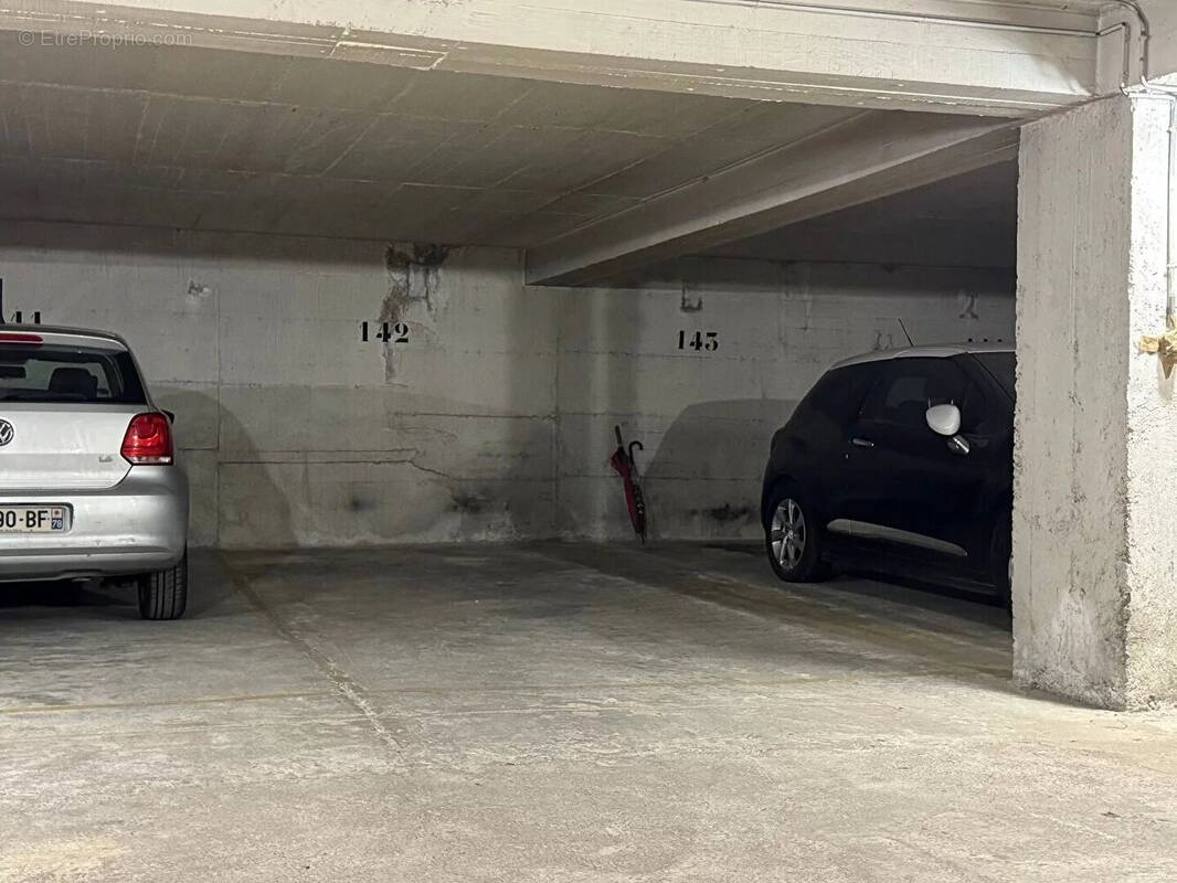 Parking à PARIS-15E