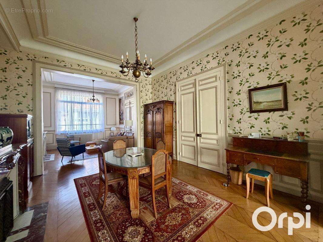  Quartier Théâtre, superbe maison Bourgeoise d'environ 200m² avec Jardin Sud sans vis-à-vis et Garage ! - photo 4