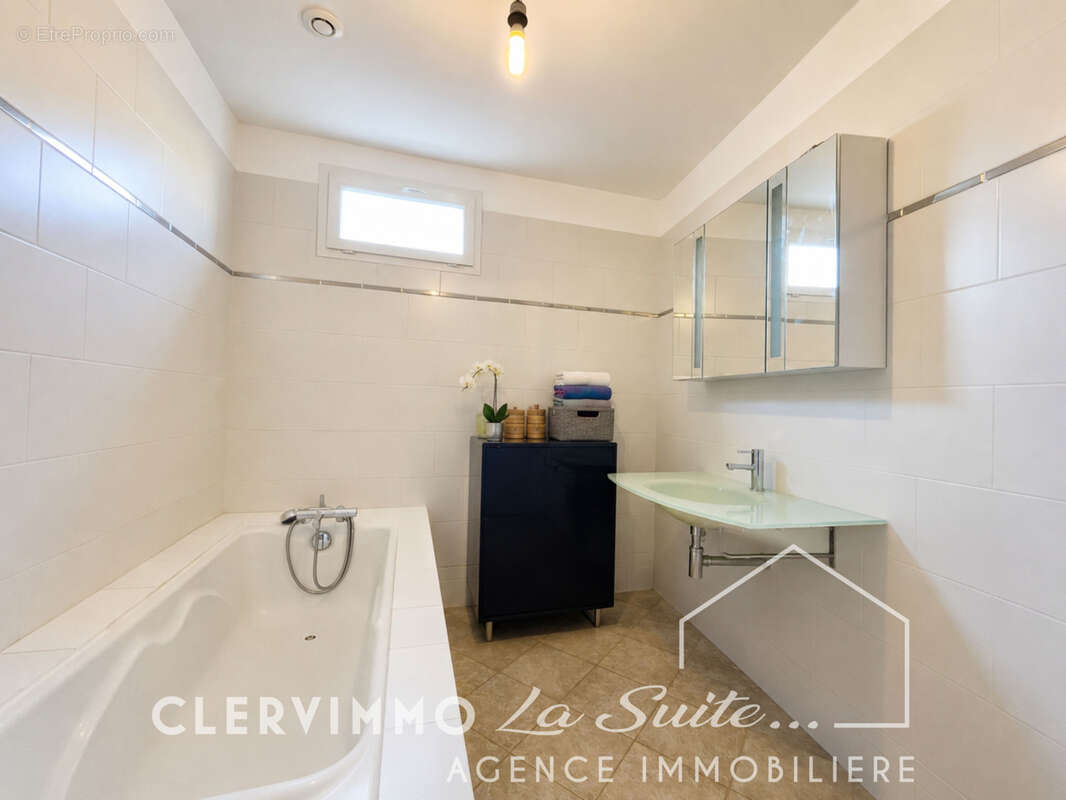 Appartement 4 pieces 108 m2 - etage 1/1 - photo 6