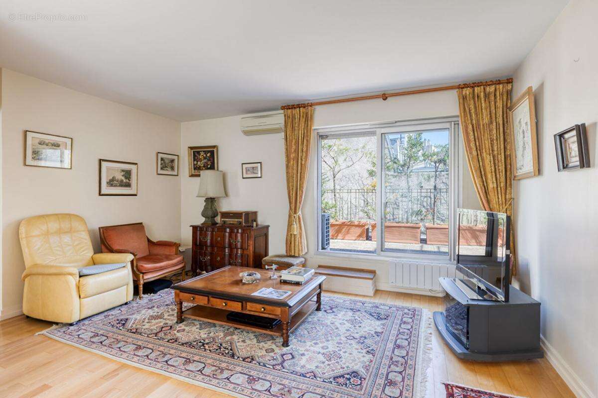 Appartement à PARIS-16E