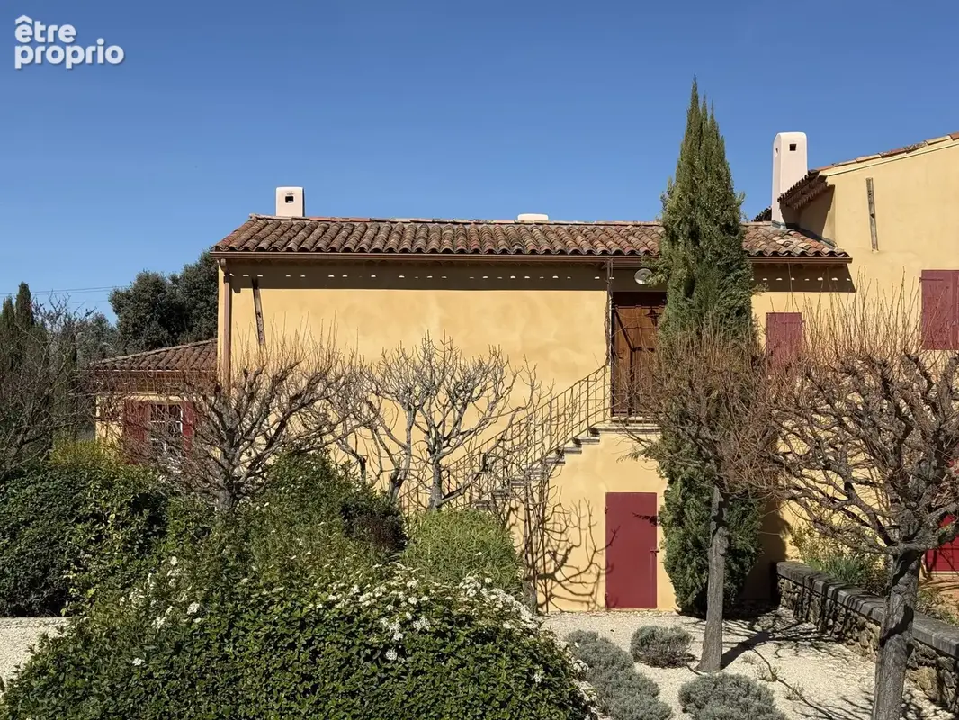 Dickjan POPPEMA d'eXp France vous propose un bel appartement sur une domaine viticole