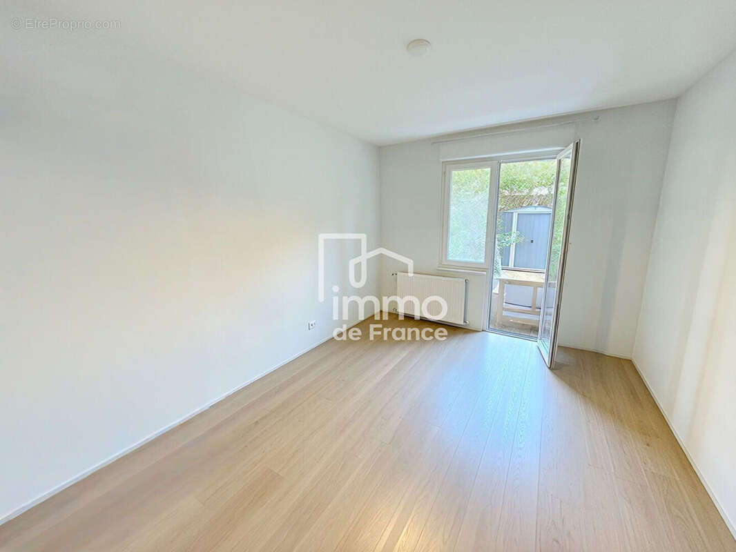 Magnifique T2 de 51 m² en rez-de-jardin avec piscine, garage et place de parking - photo 7