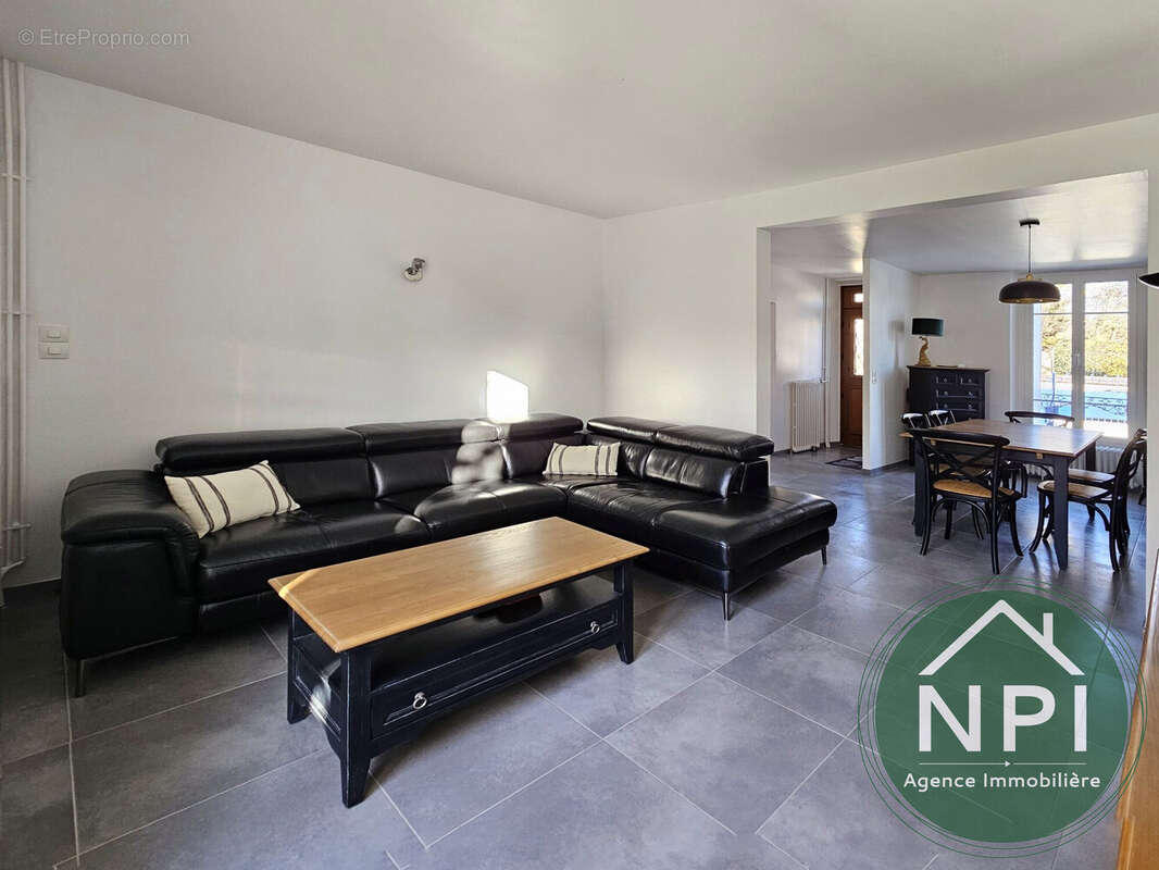 Maison à VAUX-LE-PENIL