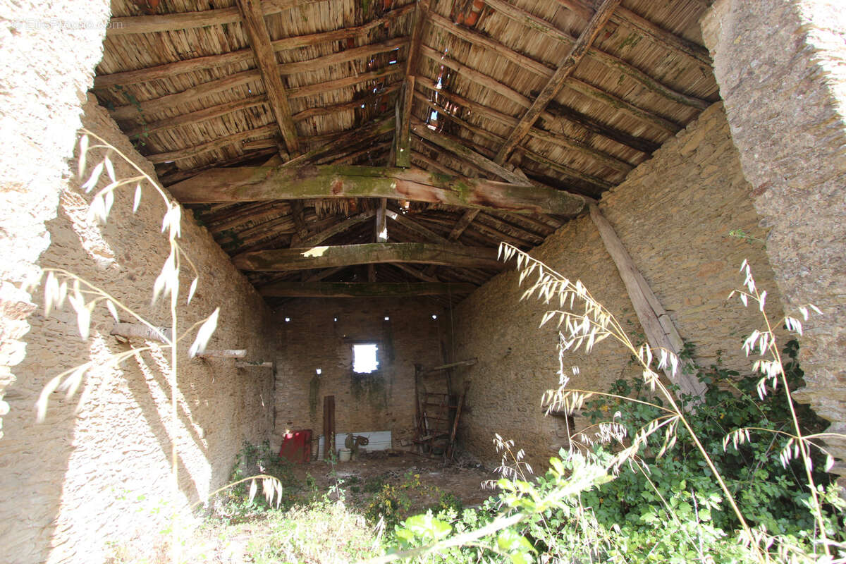 Bâtiment en pierre à rénover avec vue dégagée - photo 3