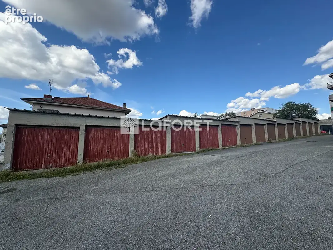 Photo Parking à Chasse-Sur-Rhone au prix de 180 000€