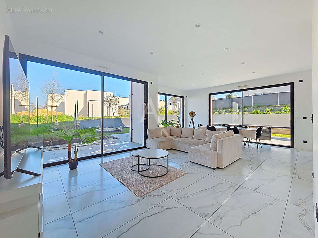 Maison à MONTREUIL-JUIGNE